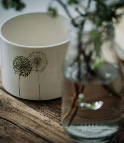allium white green mug close up