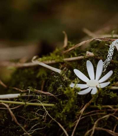 Silver daisy pendant necklace