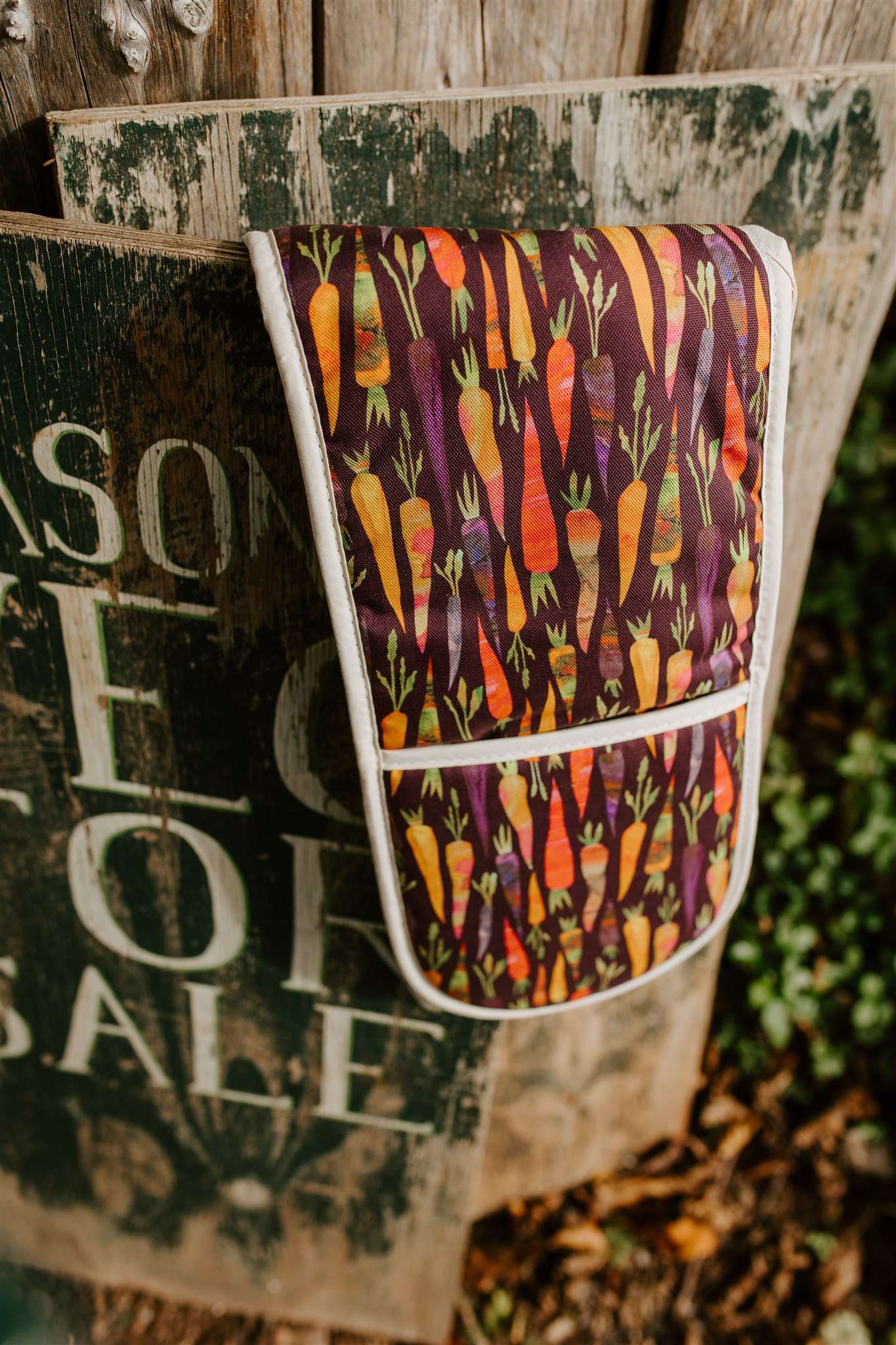 dark carrots oven gloves