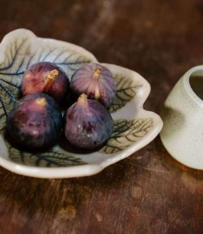Fig leaf ceramic dish top down
