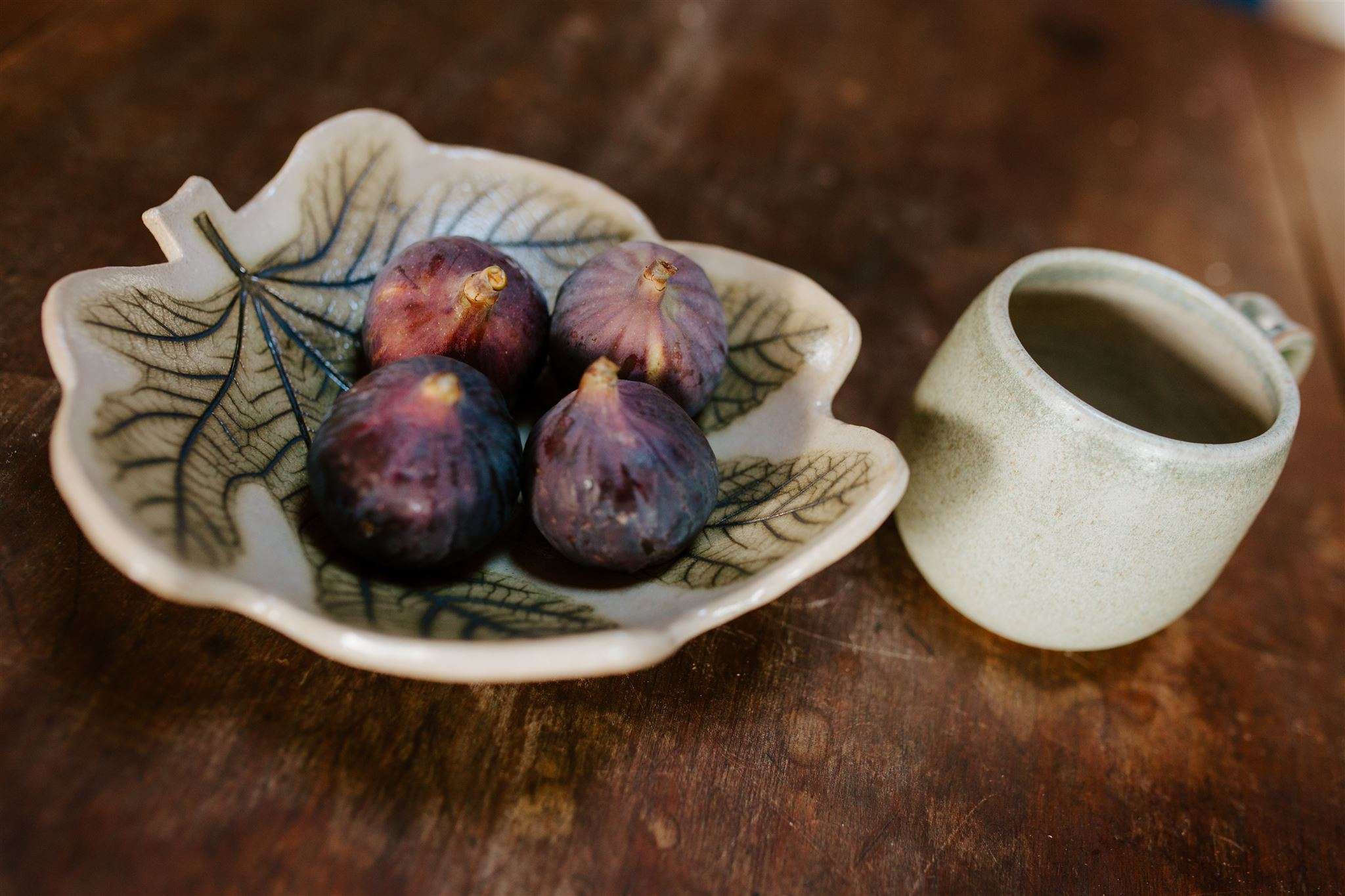 Fig leaf ceramic dish top down